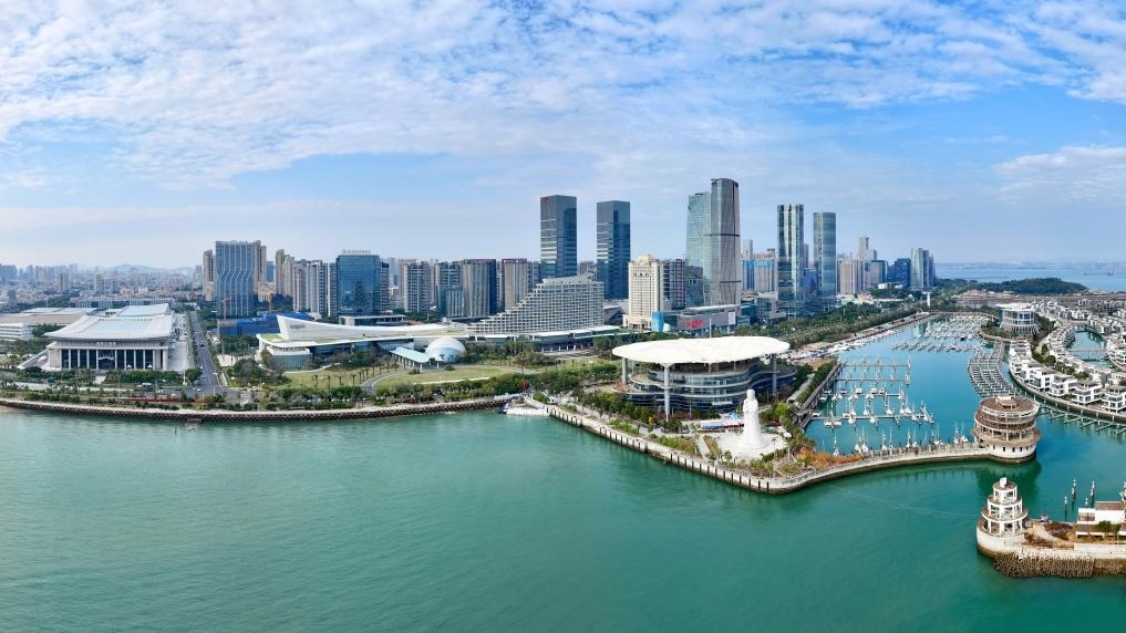 2024年1月24日拍攝的廈門國際會議中心、環(huán)島路一帶濱海城市景觀。新華社記者姜克紅攝