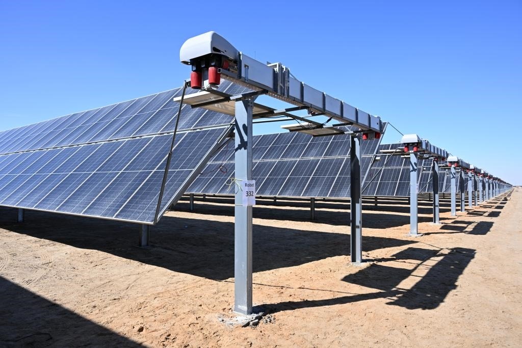 這是2023年3月18日在位于阿聯(lián)酋阿布扎比南部的艾爾達(dá)芙拉光伏電站拍攝的光伏板。新華社發(fā)（中國機(jī)械設(shè)備工程股份有限公司阿布扎比分公司供圖）