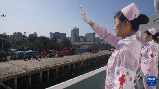 當?shù)貢r間8月16日上午10時許，執(zhí)行“和諧使命-2024”任務的中國海軍“和平方舟”號醫(yī)院船圓滿結束對莫桑比克的訪問，駛離馬普托港，前往本次任務第五站南非。新華社發(fā)（曹春耀 攝）