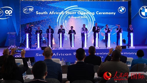 嘉賓點(diǎn)亮燈柱。人民網(wǎng) 張茜攝