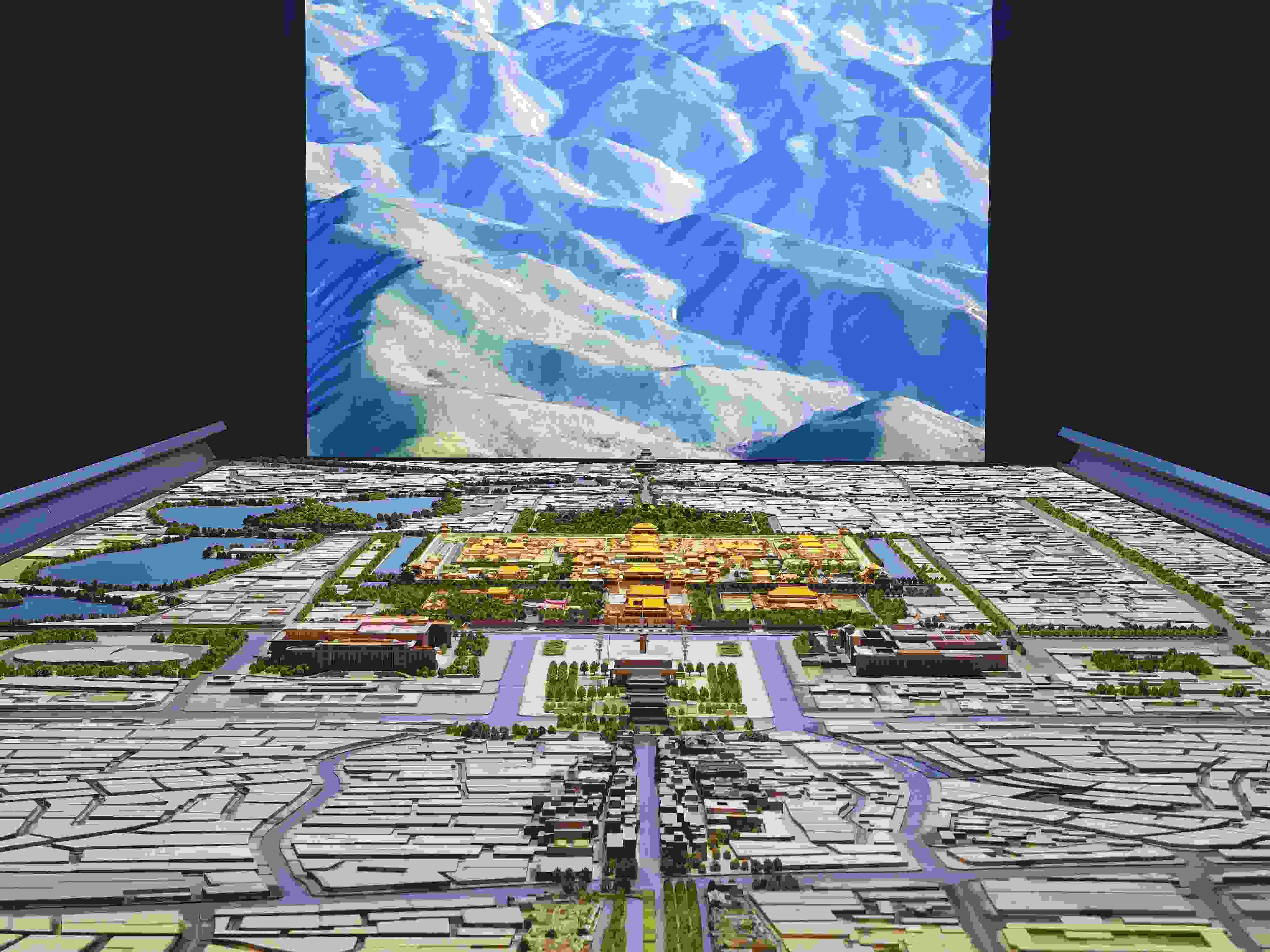 2023年3月，北京首都博物館精心制作的16米長中軸線沙盤，配以立體投影技術(shù)，展現(xiàn)了北京中軸線之壯美。