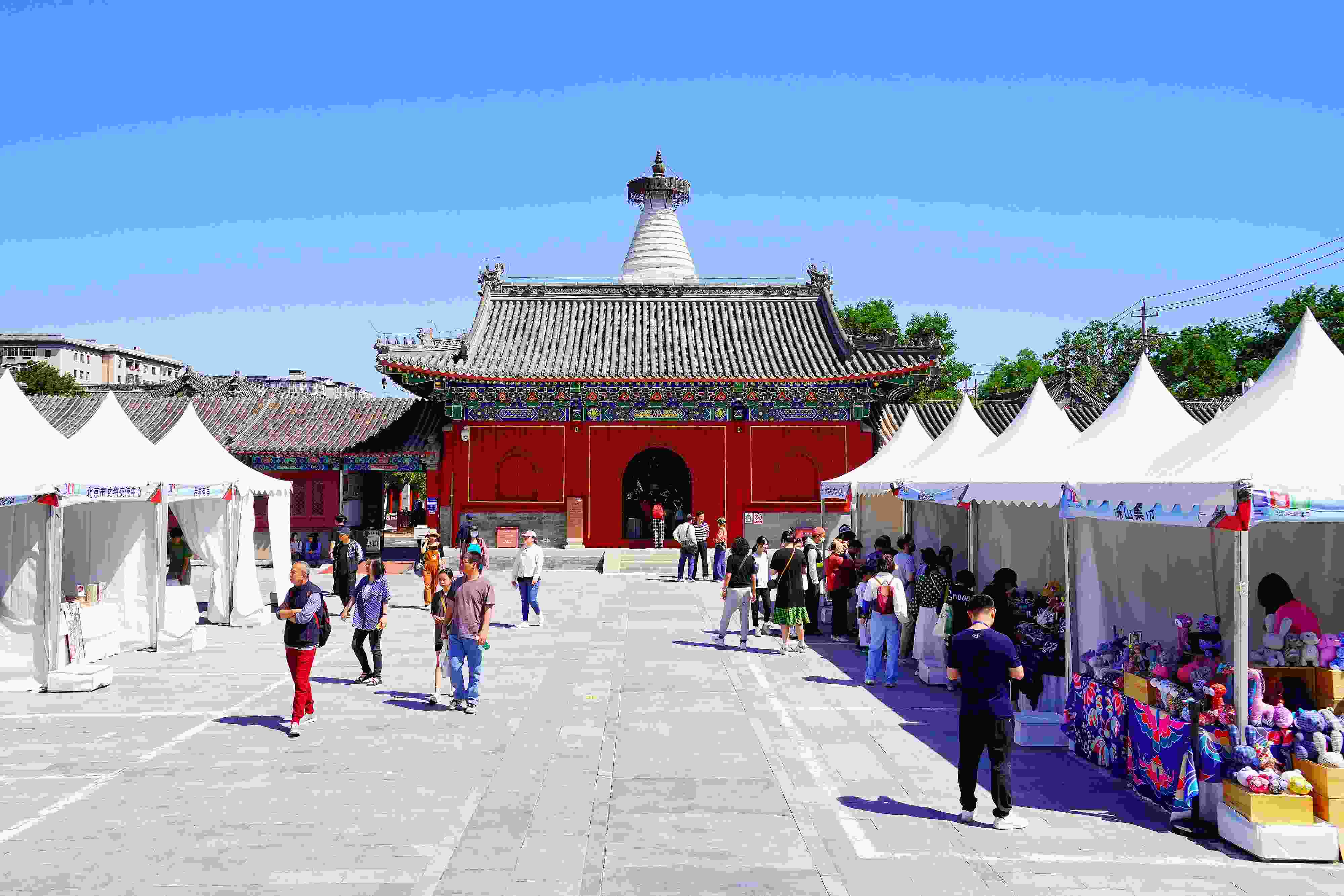 2024年5月，“北京白塔文化市集”在已有700余年歷史的妙應(yīng)寺白塔下舉行。