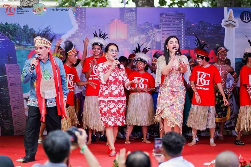 大使夫婦與演員一起共唱《明天會更好》。