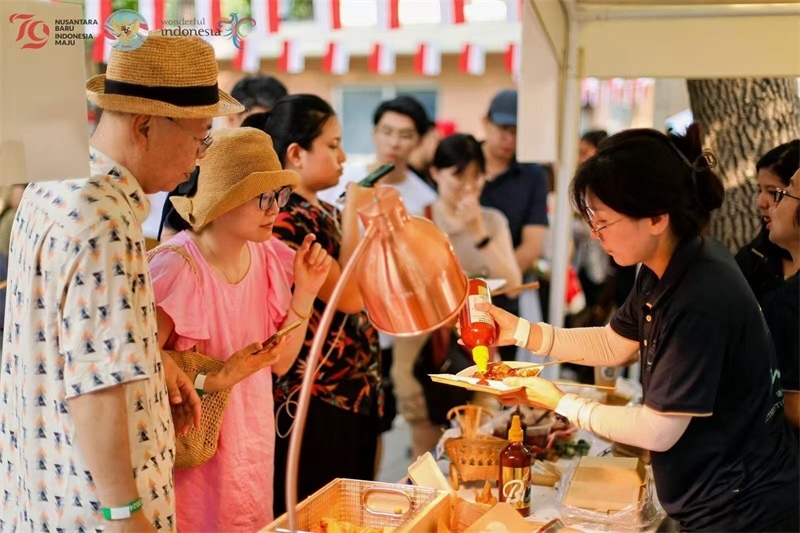 游客品嘗傳統(tǒng)印尼美食。