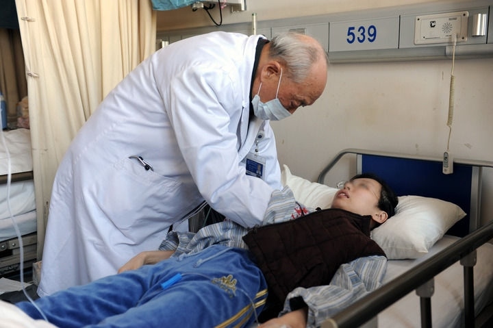 瑞金醫(yī)院終身教授王振義在上海瑞金醫(yī)院為病人看?。ㄙY料照片）。 新華社發(fā)