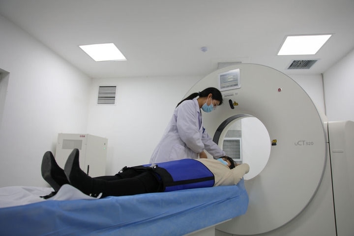 2023年3月2日，安徽省合肥市包河區(qū)煙墩街道社區(qū)衛(wèi)生服務(wù)中心的醫(yī)護(hù)人員為患者進(jìn)行CT檢查。 新華社記者 曹力 攝