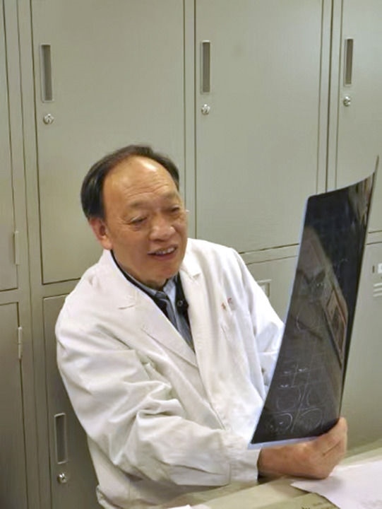 復(fù)旦大學(xué)附屬華山醫(yī)院感染科終身教授翁心華在工作（資料照片）。 新華社發(fā)