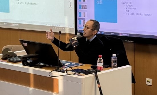 從去年秋天起，還在治療中的朱銳就堅持給本科生開課。（受訪者供圖）