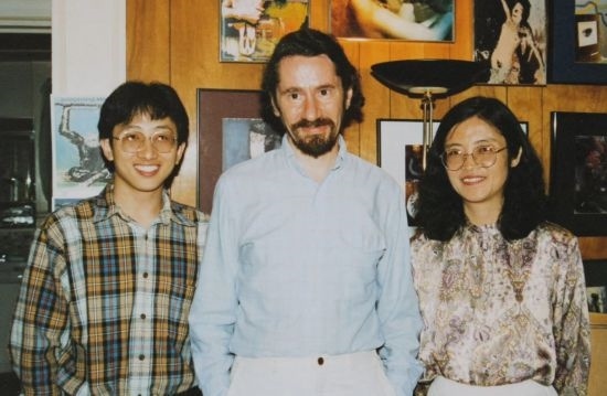 1992年，朱銳（左）赴美國杜蘭大學攻讀心靈哲學與認知科學，師從心靈哲學和認知科學家Radu Bogdan（中），右為朱銳師姐、北師大教授田平。