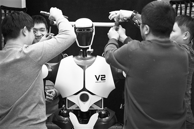 科研人員在調(diào)試機(jī)器人。新華社記者 金立旺攝