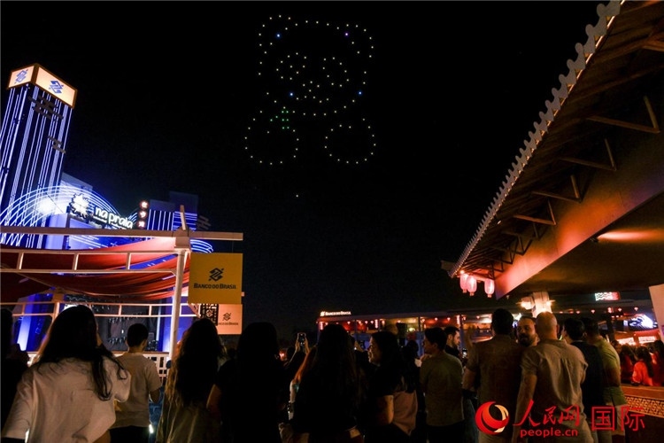 當(dāng)?shù)孛癖娪^看無(wú)人機(jī)表演。人民網(wǎng)記者 宋亦然攝