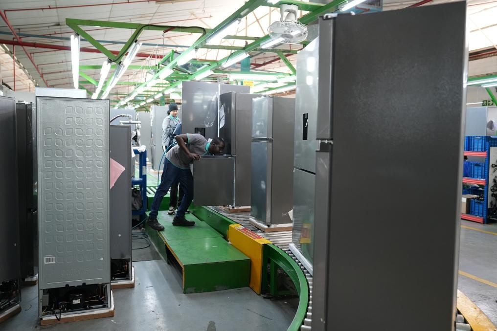 8月14日，在南非開(kāi)普敦，當(dāng)?shù)貑T工在海信南非工業(yè)園的冰箱生產(chǎn)線上工作。新華社記者王雷攝