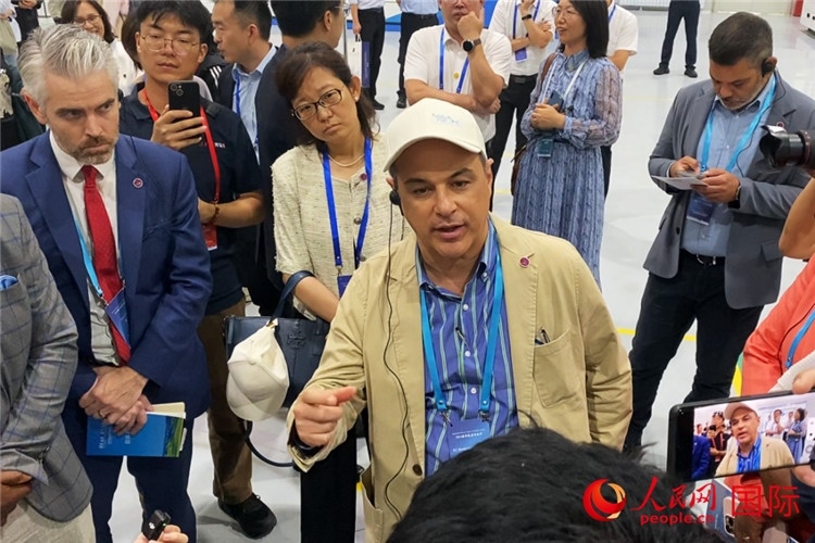 阿根廷駐華大使馬致遠(yuǎn)與億華通動(dòng)力科技有限公司總經(jīng)理于民討論關(guān)切問題。人民網(wǎng) 宋歌攝