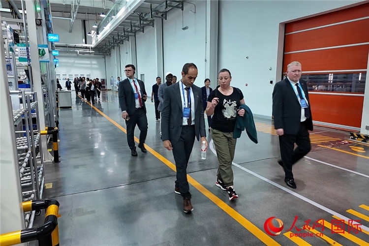 駐華外交官和國(guó)際組織駐華代表參觀億華通動(dòng)力科技有限公司生產(chǎn)車間。人民網(wǎng)記者 方童攝