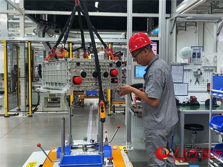 技術(shù)人員進(jìn)行系統(tǒng)化測(cè)試。人民網(wǎng)記者 于洋攝