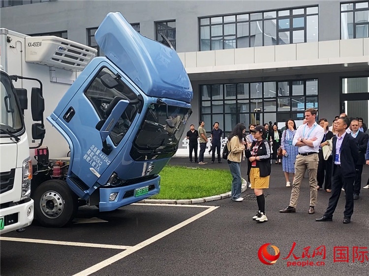 于民向駐華外交官和國(guó)際組織駐華代表介紹燃料電池車型。人民網(wǎng)記者 于洋攝