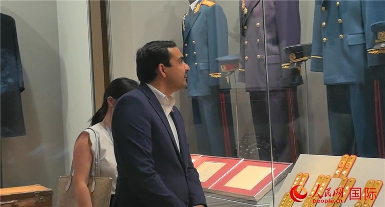 毛里求斯民議會(huì)議長(zhǎng)阿德里安·夏爾·杜瓦爾參觀中國(guó)共產(chǎn)黨歷史展覽館。人民網(wǎng) 鐘文興攝