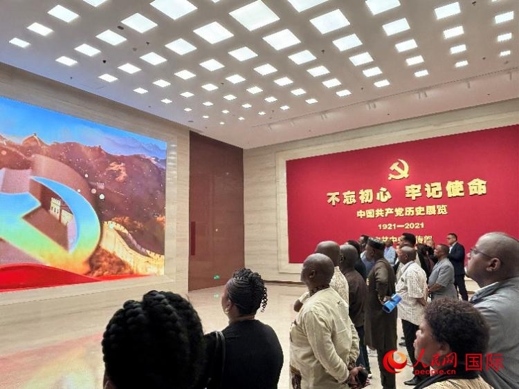 代表團參觀“不忘初心 牢記使命”中國共產(chǎn)黨歷史展覽。人民網(wǎng) 曹欣悅攝