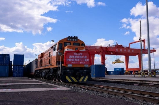 2023年9月20日，一列中歐班列行駛在內(nèi)蒙古滿洲里站貨運(yùn)車間集裝箱場。作為我國向北開放的“橋頭堡”、中歐班列“東通道”的重要口岸，滿洲里鐵路口岸不斷加大中歐班列通道能力建設(shè)，進(jìn)一步提升運(yùn)輸效率和品質(zhì)