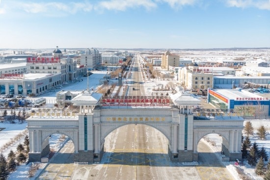 這是2024年1月31日拍攝的中國（黑龍江）自由貿(mào)易試驗(yàn)區(qū)黑河片區(qū)（無人機(jī)照片）。五年來，中國（黑龍江）自由貿(mào)易試驗(yàn)區(qū)將“試驗(yàn)田”種成“高產(chǎn)田”，以全省萬分之三的面積，貢獻(xiàn)了全省約五分之一的實(shí)際使用外資和七分之一的外貿(mào)進(jìn)出口，在對外合作、降低物流成本、培育特色產(chǎn)業(yè)和新業(yè)態(tài)新模式等方面深入探索，成功產(chǎn)出超過300項(xiàng)制度創(chuàng)新成果。