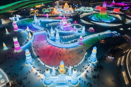 2024年1月1日，來自世界各地的游客在哈爾濱冰雪大世界園區(qū)內(nèi)游玩（無人機(jī)照片）。