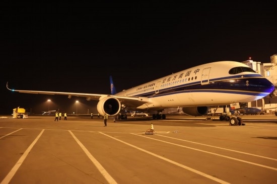 2024年4月24日晚，南航沈陽-法蘭克福CZ8021首航航班在沈陽桃仙國際機(jī)場準(zhǔn)備起飛。這是國內(nèi)航司在東北地區(qū)開通的首條直飛德國定期航線。