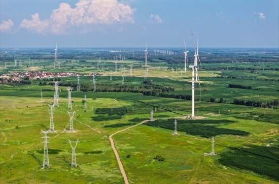 這是2024年7月19日拍攝的內(nèi)蒙古通遼238萬千瓦風(fēng)電項(xiàng)目（無人機(jī)照片）。此項(xiàng)目每年可將75億千瓦時(shí)清潔電能經(jīng)扎魯特—青州±800（千伏）直流特高壓外送通道送至山東地區(qū)消納，相當(dāng)于滿足受端地區(qū)超過300萬戶居民家庭用電需求，節(jié)約標(biāo)煤261萬噸，減少二氧化碳排放634萬噸。