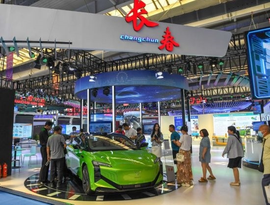 2023年8月23日，人們在第十四屆中國—東北亞博覽會(huì)上參觀一汽紅旗新能源車型。