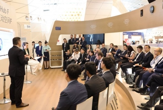 2024年6月26日，嘉賓在第十五屆夏季達(dá)沃斯論壇主會(huì)場——遼寧大連國際會(huì)議中心參與互動(dòng)討論。