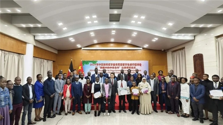 與會(huì)嘉賓和留學(xué)生們合影留念。中國駐肯尼亞大使館供圖