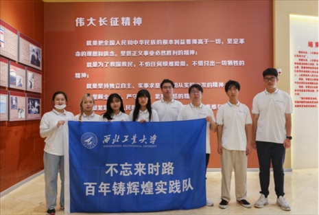 實踐隊員學(xué)習(xí)長征精神。學(xué)校供圖