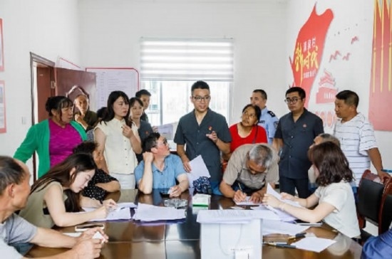 圖為2024年8月6日，重慶市奉節(jié)縣人民法院興隆人民法庭庭長費明軍（中）在做調(diào)解工作。蹇懿 攝