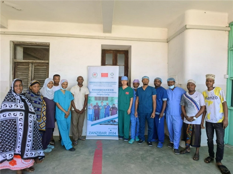 隊長蔣國慶（右七）和手術醫(yī)生、部分患者合影。中國援桑醫(yī)療隊供圖