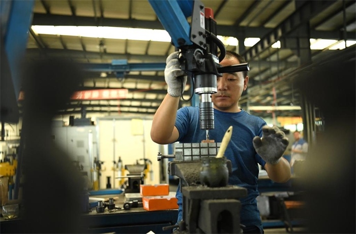 2024年7月30日，在長春吉林通用機械（集團）有限責任公司模具裝配生產線，鉗工在進行攻絲操作。近年來，吉林通用機械（集團）有限責任公司通過數字化改造、智能化升級提高生產效率，提升產業(yè)競爭力，已成為全球鋁加工汽車輕量化零部件知名供應商，為奧迪、大眾、寶馬、奔馳、保時捷等多家品牌主機廠供應零件。新華社記者柳文惠攝