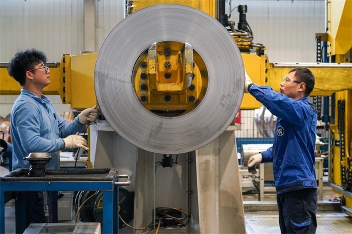 2023年3月16日，工人在位于太倉市高新區(qū)的威爾斯新材料（太倉）有限公司生產車間內進行加工作業(yè)。新華社記者李博攝