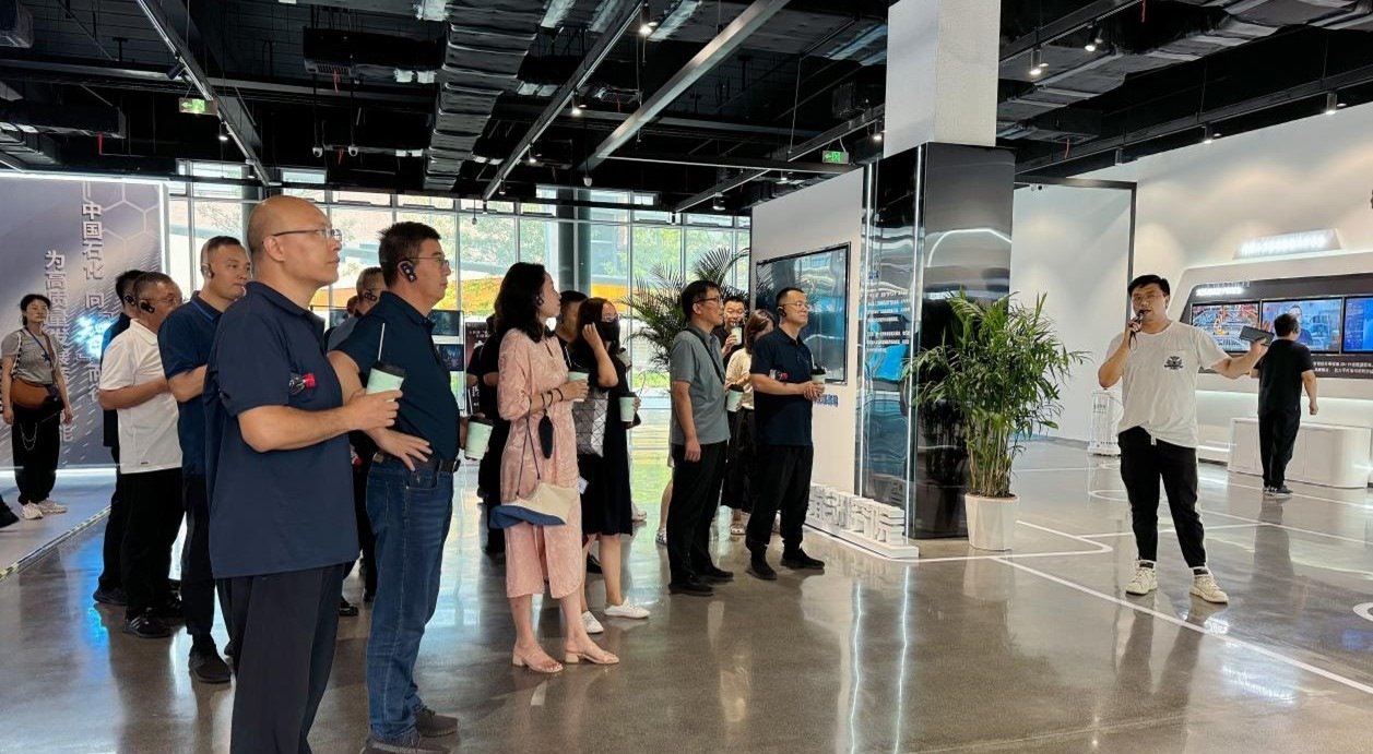 人民網(wǎng)“夢(mèng)幻靈境”AI展演中心講解。人民網(wǎng) 王戰(zhàn)雄攝