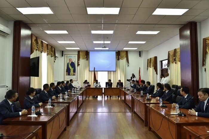 當(dāng)?shù)貢r(shí)間8月20日，圭亞那總統(tǒng)伊爾凡·阿里在圭亞那首都喬治敦鐘阿瑟會(huì)議中心會(huì)見了即將離任的中國（江蘇）第19期援圭亞那醫(yī)療隊(duì)。 中國（江蘇）第19期援圭亞那醫(yī)療隊(duì)供圖