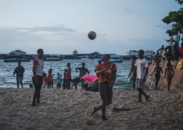 2023年12月31日，人們?cè)谔股Ｄ醽喩＝o巴爾島海濱踢球。新華社記者王冠森攝