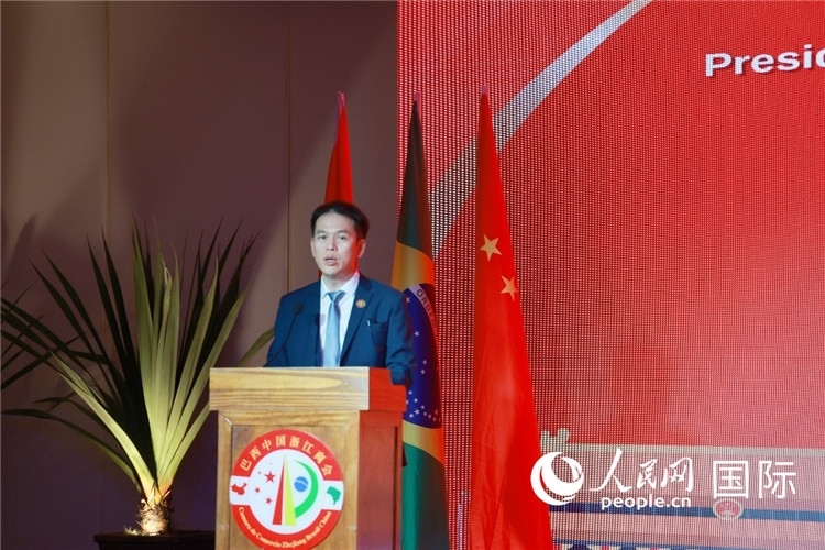 巴西中國浙江商會執(zhí)行會長陳翔廣宣讀賀電。人民網(wǎng)記者 陳海琪攝