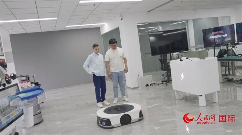 睿樂達(dá)機(jī)器人充電停車場(chǎng)。人民網(wǎng)記者 張榮攝