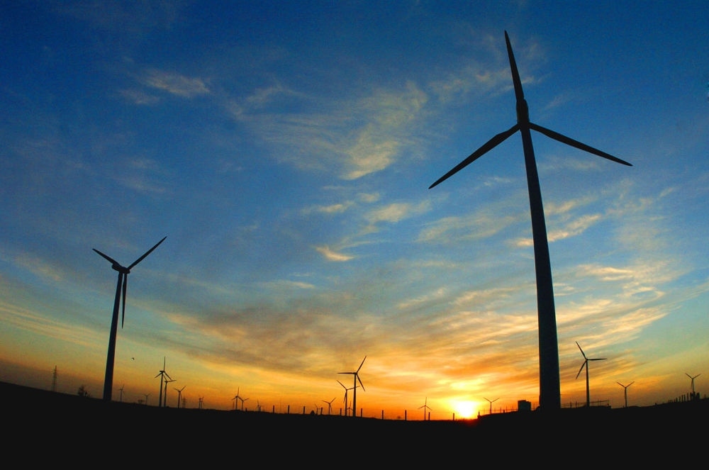 2005年，吉林省白城市通榆縣境內(nèi)幾十部風(fēng)力發(fā)電機組在工作。新華社發(fā)