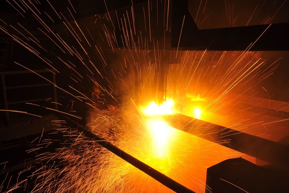 2015年3月10日，東北特鋼集團大連基地生產(chǎn)的合金鋼連鑄坯進行定尺切割。新華社發(fā)