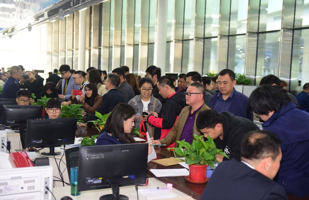 2017年4月10日，中國（遼寧）自由貿(mào)易試驗區(qū)沈陽片區(qū)揭牌當日，眾多企業(yè)咨詢注冊。新華社記者楊青攝