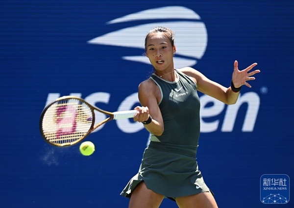 鄭欽文在比賽中回球。新華社記者 李睿 攝