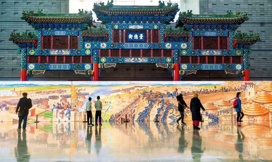 △2022年1月，觀眾在首都博物館參觀“穿越時空的大運河”數(shù)字影像展。