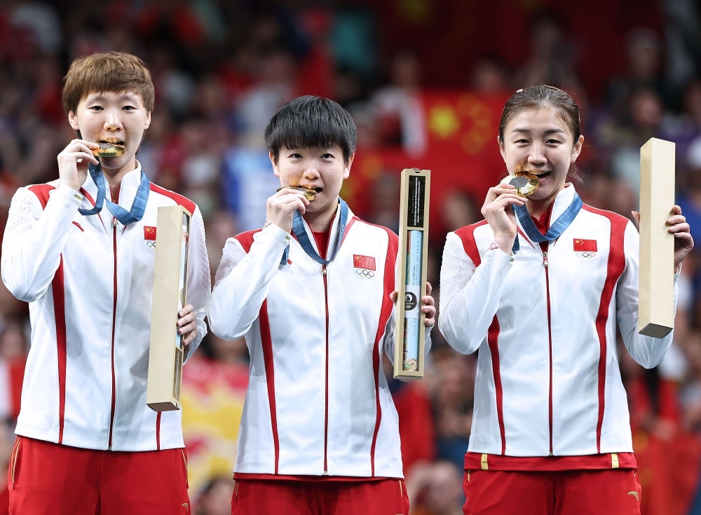 冠軍中國(guó)隊(duì)選手王曼昱、孫穎莎、陳夢(mèng)（從左至右）在巴黎奧運(yùn)會(huì)乒乓球女子團(tuán)體頒獎(jiǎng)儀式上（2024年8月10日攝）。新華社記者 王東震 攝