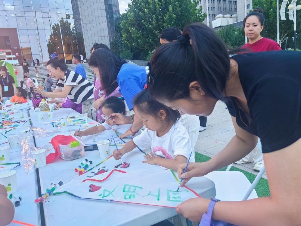 △家長與孩子一起參與“文明上網(wǎng)”系列主題活動。