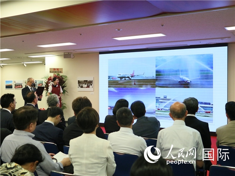 世界華人攝影聯(lián)盟副主席馮學敏現(xiàn)場點評。人民網(wǎng) 許可攝