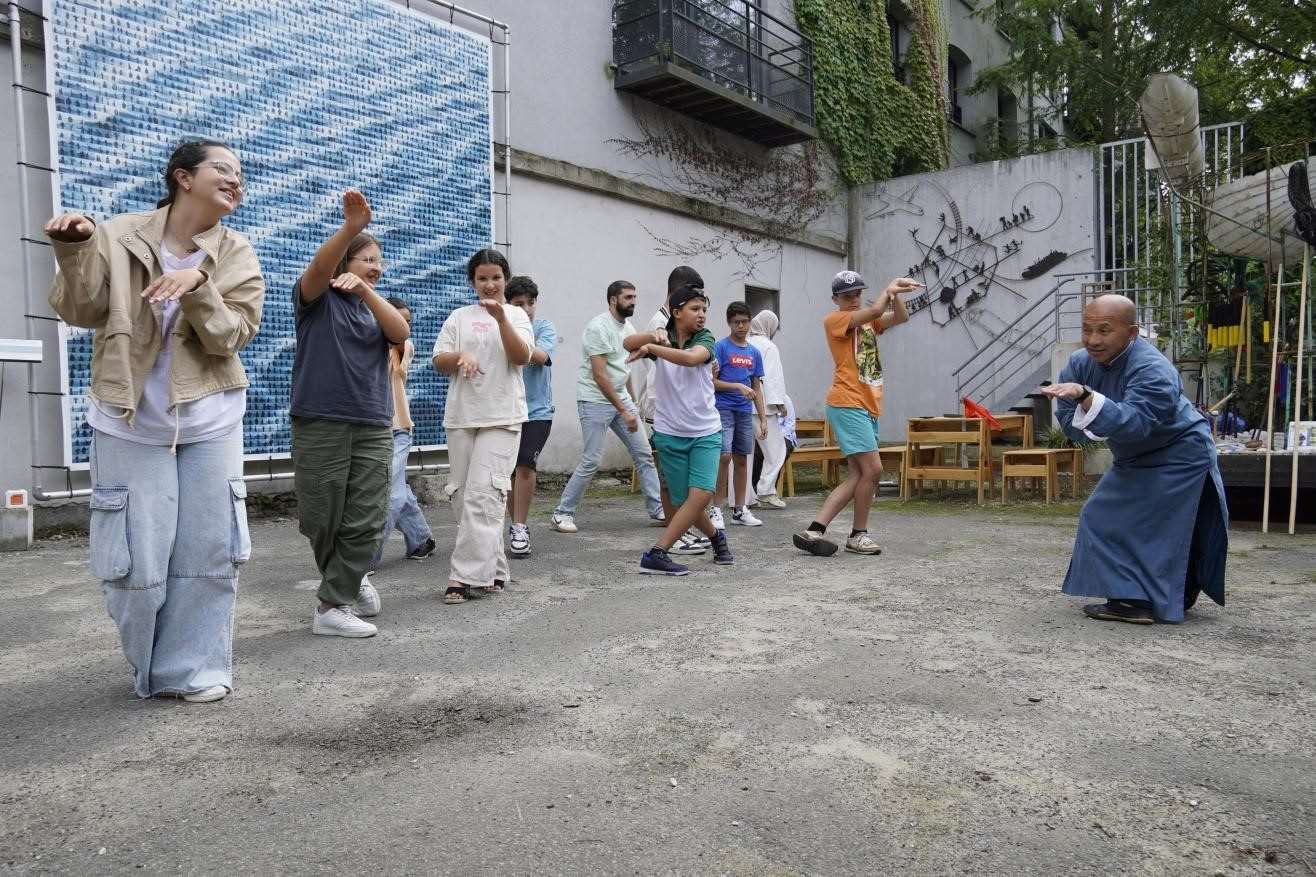 孩子們與魯汶大學(xué)武術(shù)老師，北少林長拳傳人羅師傅學(xué)習(xí)中國功夫。比利時(shí)維他命文化傳媒供圖