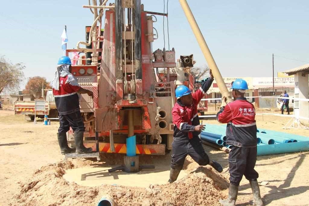 7月22日，工人在津巴布韋東馬紹納蘭省舉行的中國(guó)援津巴布韋300口水井項(xiàng)目開(kāi)工儀式上鉆井。新華社發(fā)